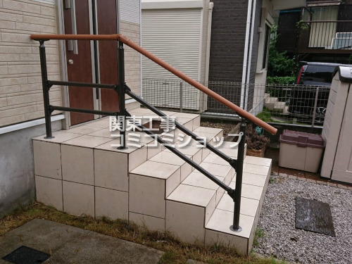 施工例画像：東京都 八王子市  玄関ポーチ階段手摺りLIXIL木製調グリップライン安全防護柵付き