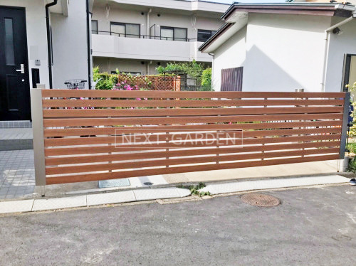 施工例画像：東京都 世田谷区  跳ね上げゲート 三協アルミ 木製調ラビーネM3N型