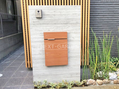 施工例画像：東京都 文京区  壁タイル張り タカショー木製調セラウォール RC杉板