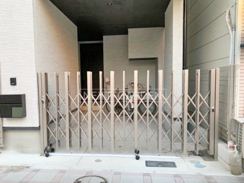 施工例画像：東京都 足立区  伸縮門扉 目隠しフェンス塀 面格子