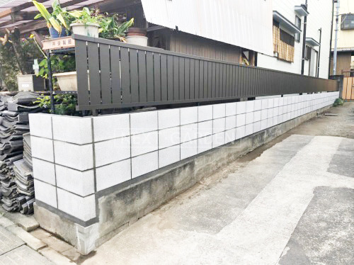 施工例画像：東京都 足立区  目隠しフェンス塀 LIXIL AB TS2型 縦スリット2