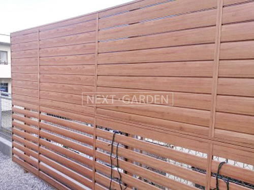 施工例画像：神奈川県 横浜市  目隠しフェンス塀 LIXIL木製調AA YL1型 +YS2型 アルミ多段柱