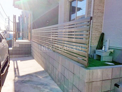 施工例画像：千葉県 鎌ケ谷市  目隠しフェンス塀 LIXIL木製調AA YR1型