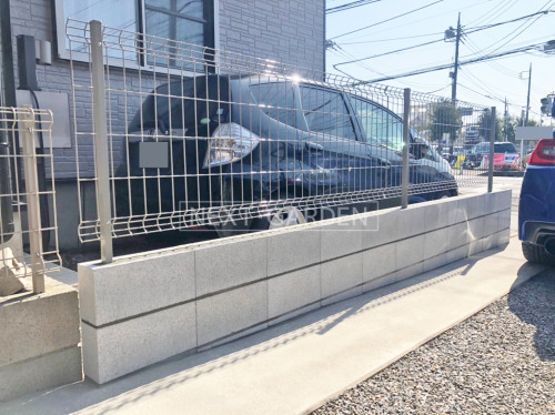 施工例画像：埼玉県 越谷市  境界フェンス塀 YKKイーネット3F型