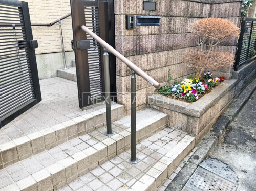 施工例画像：神奈川県 横浜市  玄関アプローチ階段手摺り LIXIL木製調グリップライン