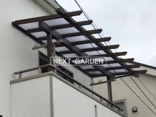 施工例画像：東京都 府中市  ２階ベランダ屋根 YKKAP フル木製調 サザンテラス パーゴラタイプ