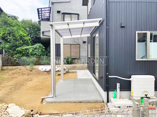 施工例画像：埼玉県 緑区  雨除け屋根 YKK独立式レセパLタイプ1階 土間コンクリート