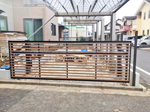 施工例画像：千葉県 船橋市  跳ね上げ式門扉 LIXIL木製調ワイドオーバードアS3型