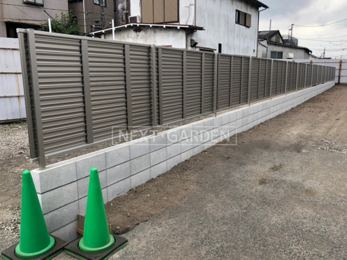 施工例画像：東京都 足立区  アルミ形材 YKKAP シンプレオ13F型 横ルーバー ブロック積み