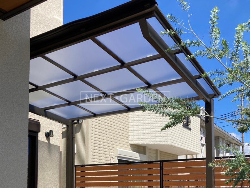 施工例画像：埼玉県 川越市  １階テラス屋根 LIXIL 独立式フーゴFテラス 