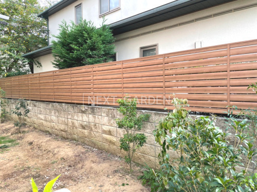 施工例画像：神奈川県 川崎市  目隠しフェンス塀 LIXIL 木製調AA YS1型