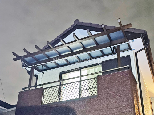 施工例画像：千葉県 流山市  フル木製調テラス屋根 YKKサザンテラス パーゴラタイプ2階 積雪50cm対応