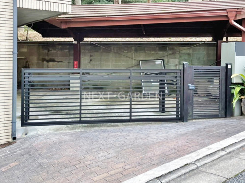 施工例画像：東京都 大田区  跳ね上げ式門扉 LIXILオーバードアS1型