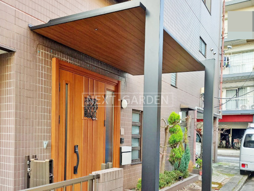 施工例画像：東京都 墨田区  雨除け屋根 LIXIL木製調独立式テラスSC1階