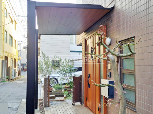 施工例画像：東京都 墨田区  雨除け屋根 LIXIL木製調独立式テラスSC1階