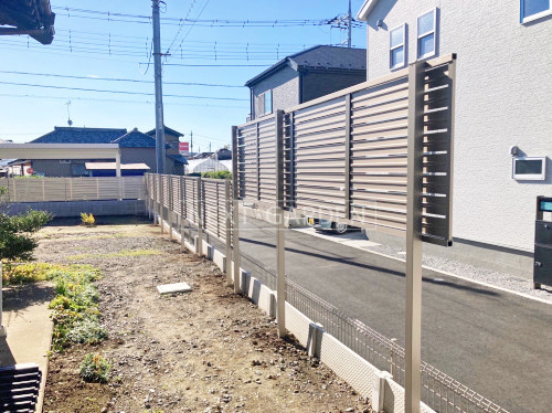 施工例画像：埼玉県 越谷市  目隠しフェンス塀 LIXIL AB YS2型 2段柱 上段のみ