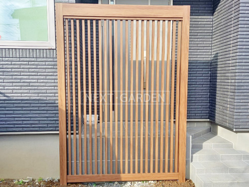 施工例画像：埼玉県 越谷市  目隠しフェンス塀 LIXIL 木製調Gスクリーン 縦格子タイプ