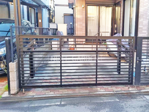 施工例画像：東京都 葛飾区  跳ね上げ式門扉 LIXILオーバードアS1型