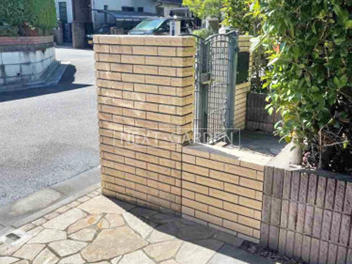 施工例画像：埼玉県 所沢市  カーポート 壁タイル張り