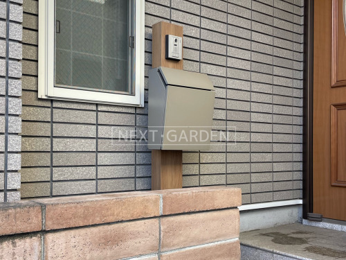 施工例画像：東京都 府中市  機能門柱 照明なし LIXIL 木製調FW パターン1