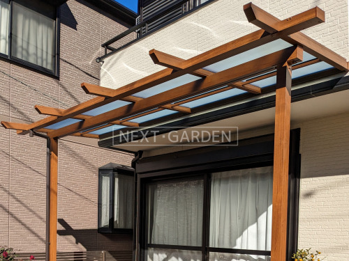 施工例画像：東京都 府中市  1階テラス屋根 YKKAP フル木製調 サザンテラス パーゴラタイプ